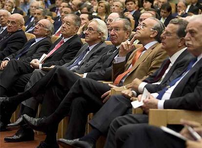 De derecha a izquierda, Ricard Fornesa, Javier Godó, Isidre Fainé, Leopoldo Rodés, Jordi Mercader, Salvador Gabarró, Mariano Puig y Josep Oliu.