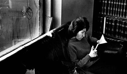 Una de las lectoras absortas que aparecen en 'Leer', el libro de André Kertész.