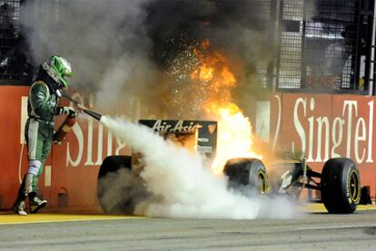 Una de las anécdotas de la carrera llegó en los últimos compases de la prueba, cuando el coche de Heikki Kovalainen (Lotus) se incendió y tras quedarse parado en la recta de meta fue el propio piloto el que ayudó a sofocarlo con un extintor.