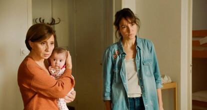 Ariane Ascaride (izquierda) y Anaïs Demoustier, en ‘Gloria mundi’, de Robert Guédiguian.