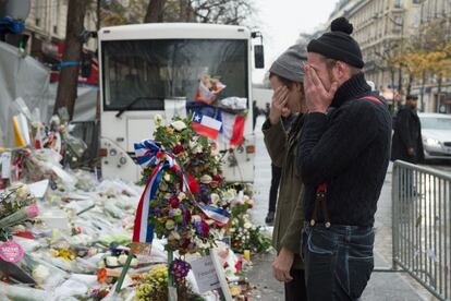 El cantante Jesse Hughes (d) y el batería Julian Dorio, componentes del grupo estadounidense Eagles of Death Metal, la banda que actuaba en la sala Bataclan de París cuando el 13 de noviembre irrumpieron tres terroristas suicidas y mataron a 89 personas, rinden homenaje a las víctimas a las puertas del local. El tributo tiene lugar un día después de que los californianos participaran en el concierto que U2 ofreció anoche en París.