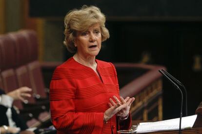 La Defensora del Pueblo Soledad Becerril durante su intervención ante el pleno del Congreso en marzo de 2013.