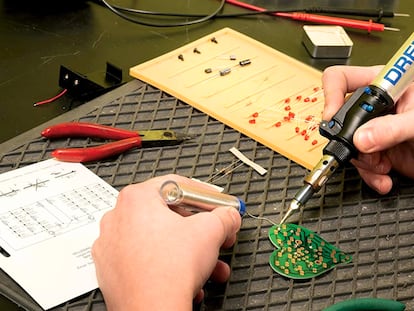 Soldadores de estaño eléctricos perfectos para reparar y trabajar con piezas electrónicas fácilmente.