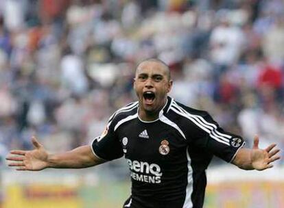 Roberto Carlos celebra su gol al Recreativo.