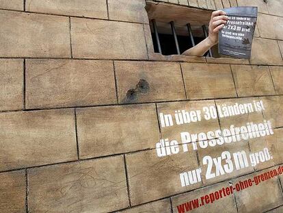 "En más de 30 países, la libertad de prensa cabe en dos por tres metros", dice una campaña de Reporteros sin Fronteras.
