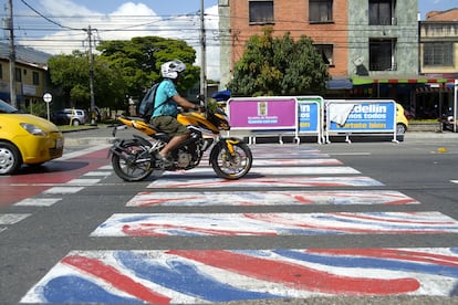 Una de las bases de las intervenciones en Medellín es la participación ciudadana. Además de las cebras, como esta del sector Estadio (entre la avenida Colombia y la 80), también hay varias intervenciones integrales en barrios por las que se recuperan para los peatones zonas en las que tradicionalmente transitaban los vehículos.