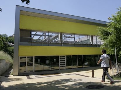 Fachada de la piscina cubierta municipal de Torelló revisada por Salud Pública