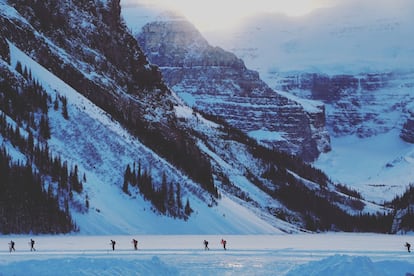 Marzo es un mes perfecto en las Rocosas canadienses. Se puede apurar la temporada de esquí sin temperaturas extremas y la fauna del parque nacional Banff (en la foto, esquí de travesía en el lago Louis) está en su máximo esplendor: es fácil avistar alces y muflones desde la carretera. Además, en Banff, el alojamiento suele ser más barato que en verano.