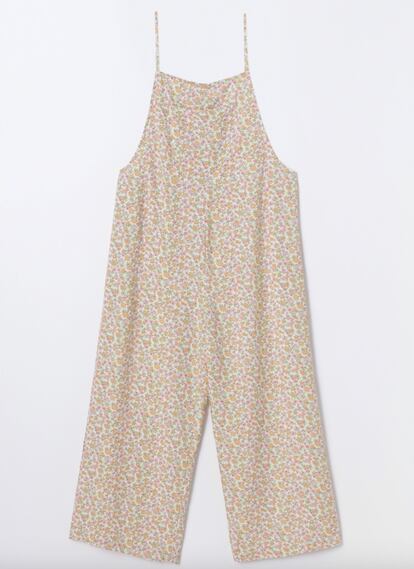 Para las madres más ‘boho’, en Lefties encontramos este peto fluido con estampado de flores que, sin duda, será un ‘must’. 17,99 €