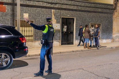 Un agente policial en las inmediaciones del lugar en el que se un niño de dos años fue asesinado, en Linares.