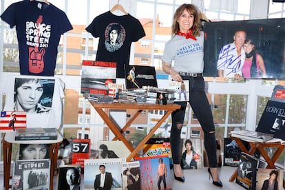 Mayte Méndez, con parte de la colección de memorabilia de discos, libros, camisetas y fotos firmadas que atesora.
