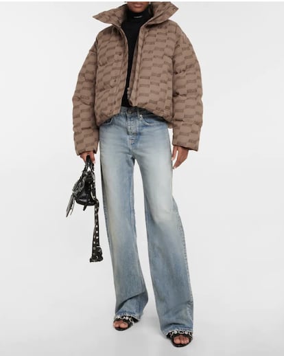 Balenciaga. La firma que lidera Demna Gvasalia  es la gran culpable de que el plumas haya adquirido el valor de pieza de culto para la moda contemporánea. Cada temporada añade nuevas referencias acolchadas a su catálogo, como esta chaqueta cortada a ras de la cintura y con cierre doble en la pechera, que incorpora el logo de la marca como estampado.