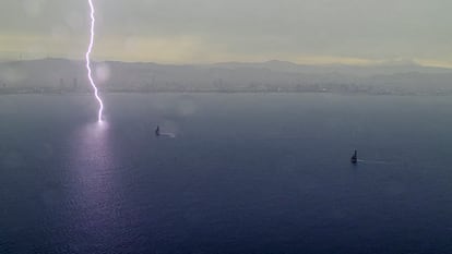 El relámpago que ha caído durante la Copa América, en una fotografía distribuida por America's Cup TV.