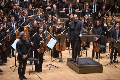 Andris Nelsons, el director del Coro de la MDR, Pavel Brochin, y la Orquesta del Festival saludan el pasado jueves tras la interpretación de la Sinfonía núm. 3 de Dmitri Shostakóvich.