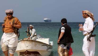Milicianos hutíes observaban desde la costa el 'Galaxy Leader', a principios de diciembre en Al Salif (Yemen).