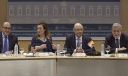 El ministro de Hacienda y Administraciones P&uacute;blicas, Crist&oacute;bal Montoro (2d), junto a los secretarios de Estado de Presupuestos, Marta Fern&aacute;ndez Curr&aacute;s, y de Administraciones P&uacute;blicas, Antonio Germ&aacute;n Beteta (2d) y el interventor general de la Administraci&oacute;n del Estado, Jos&eacute; Carlos Alcalde (i).