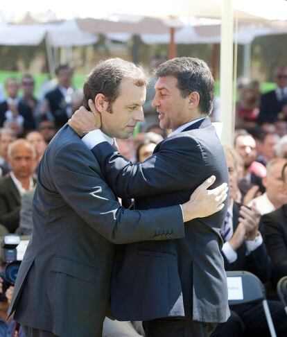 Joan Laporta saluda a Sandro Rosell en la toma de posesión como presidente del segundo, en 2010.