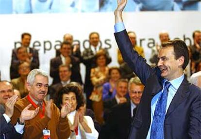 Zapatero saluda tras su discurso en la Conferencia Política, que ha sentado las bases del programa socialista.