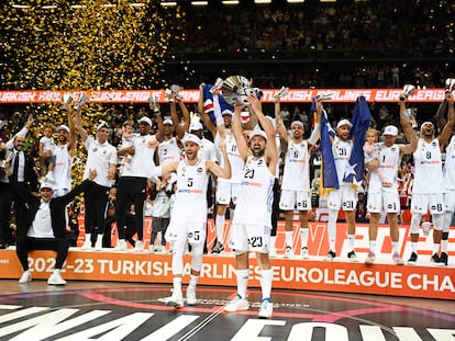 Rudy y Llull, con el trofeo de campeones de Europa, delante de la plantilla del Madrid, en Kaunas.