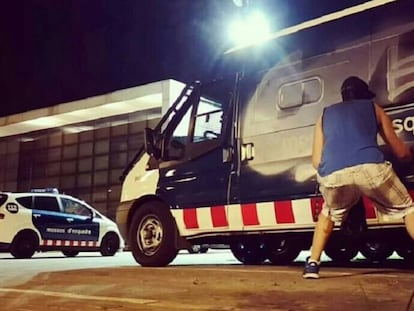 Un grafitero vandaliza un coche de Mossos aparcado frente a la comisaría de Esplugues