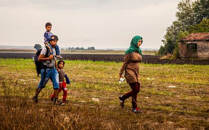 Aunque los varones jóvenes son mayoría, lo que más impresiona son la cantidad de niños a hombros de sus padres.