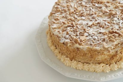 Tartas de almedra como esta desfilan todos los días por la pastelería