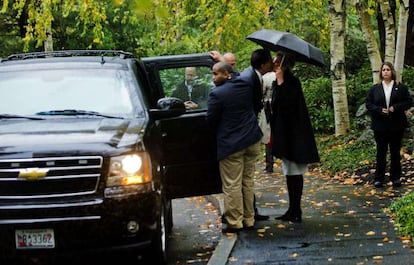 Mitt Romney y su esposa, Ann, a la entrada de su iglesia en Belmont, Massachusetts, el pasado domingo.