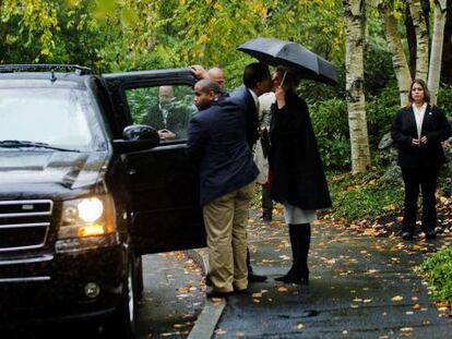 Mitt Romney y su esposa, Ann, a la entrada de su iglesia en Belmont, Massachusetts, el pasado domingo.