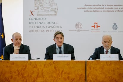 El director del Instituto Cervantes, Luis García Montero (centro), el presidente del grupo de trabajo del Congreso Internacional de la Lengua Española, Carlos Chávez-Taffur, y el director de la RAE, Santiago Muñoz Machado (derecha), en la presentación del décimo CILE, en la sede del Instituto Cervantes, en Madrid.