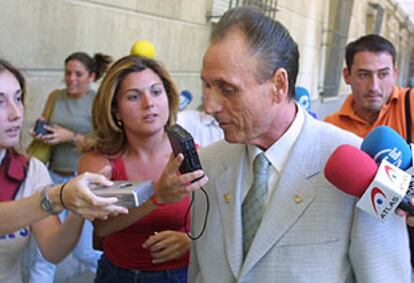 Manuel Ruiz de Lopera, ayer a la salida de los juzgados de Sevilla.