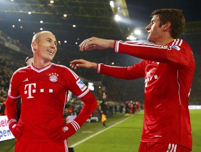 Robben y Müller celebran uno de los goles