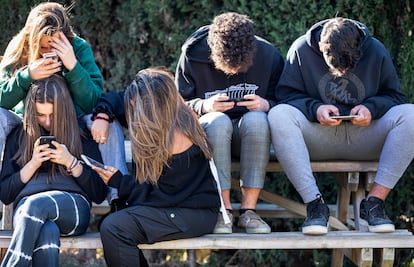 Adolescentes con teléfonos móviles en un instituto de Valencia.