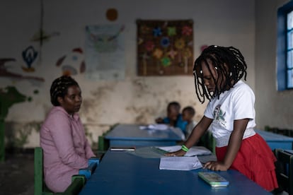 Ruanda, con algo más de 13 millones de habitantes, es uno de los países del África subsahariana con mejor situación educativa, según Unicef. Un 98% de los niños y niñas van a la escuela primaria. Pero el país sigue enfrentándose a varios retos. En la imagen, una escuela de Kigali en junio de 2023.