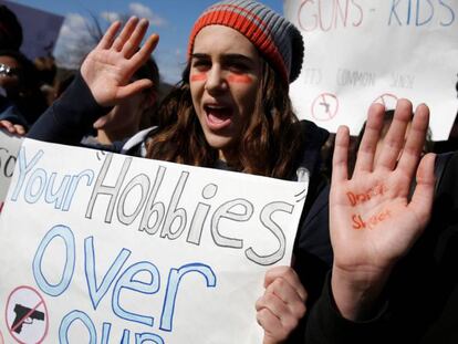 Decenas de estudiantes protestan en silencio de espaldas a la Casa Blanca contra las armas de fuego.