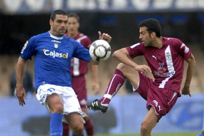 El delantero del Xerez Miguel Ángel Carrilero disputa un balón con el mediocentro del Tenerife Ricardo León.