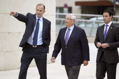 David Stern, en el centro, junto a Imanol Pradales, a la derecha, y Jesús Bueno.