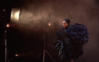 La bailaora Eva Yerbabuena, en un momento de su nuevo espectculo, 'Yerbagena (oscuro brillante)', en una imagen del Festival de Jerez.