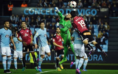 Sergio Álvarez despeja ante el intento de remate de Manu García.