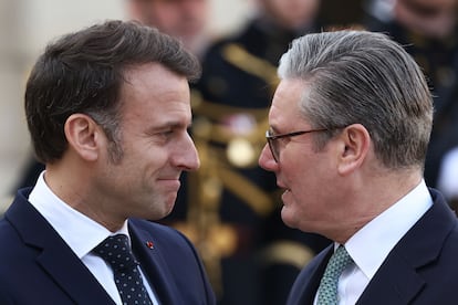 El presidente francés Emmanuel Macron da la bienvenida al primer ministro británico Keir Starmer durante una reunión sobre la situación en Ucrania y cuestiones de seguridad en Europa en el Palacio del Elíseo.