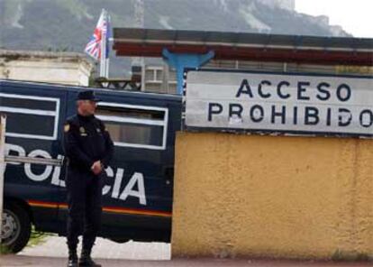 Un policía nacional custodia la frontera con Gibraltar, cerrada temporalmente por la presencia del crucero 'Aurora'.