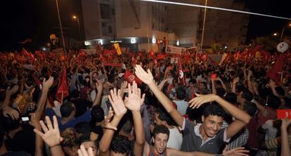 Tunecinos se manifiestan, anoche, frente a la Asamblea Constituyente.
