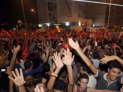 Tunecinos se manifiestan, anoche, frente a la Asamblea Constituyente. 