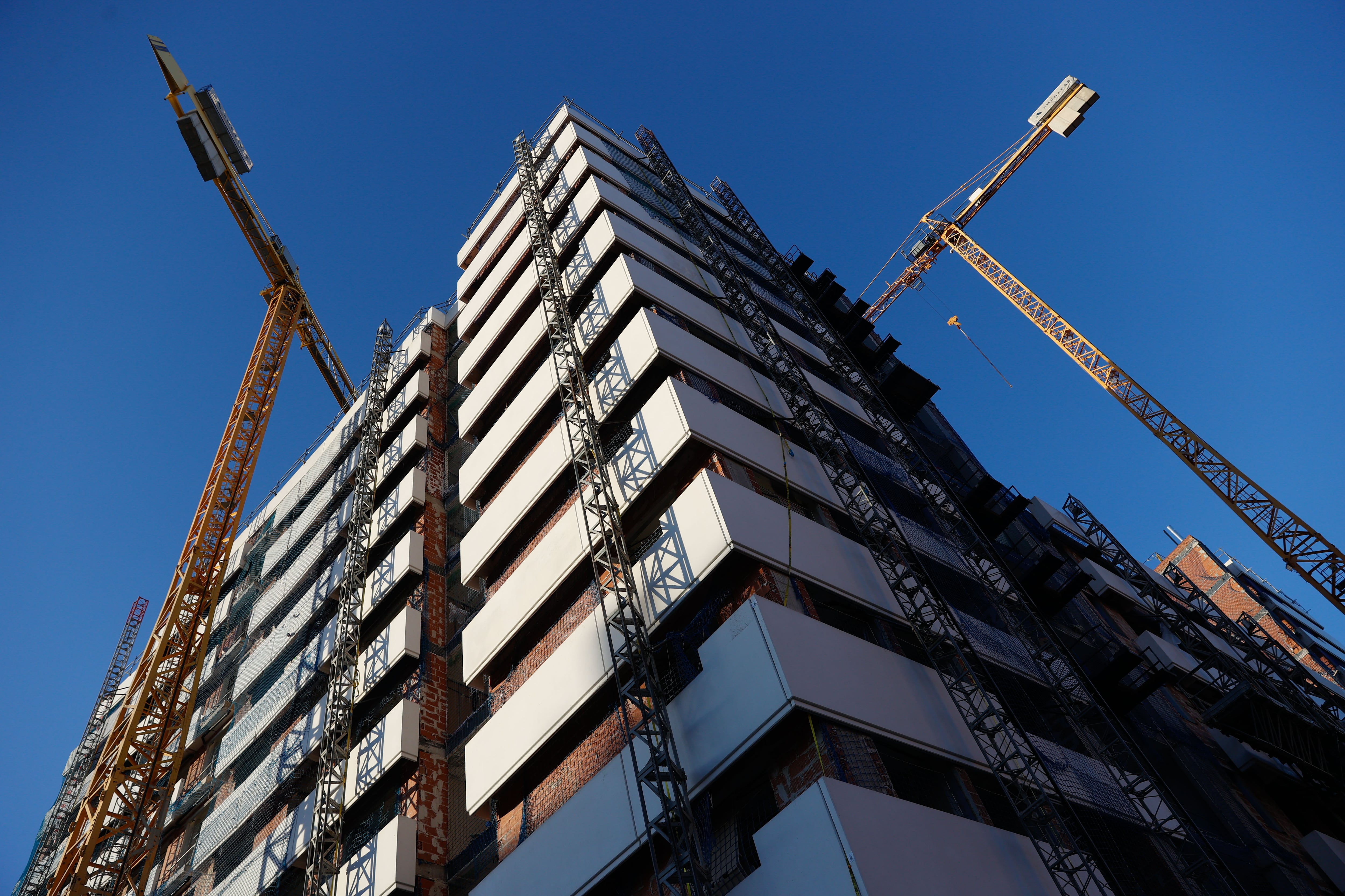 Vista de un bloque de viviendas en construcción en Madrid, en una imagen de archivo.