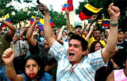 Opositores a Hugo Chávez celebran los resultados de la recogida de firmas.