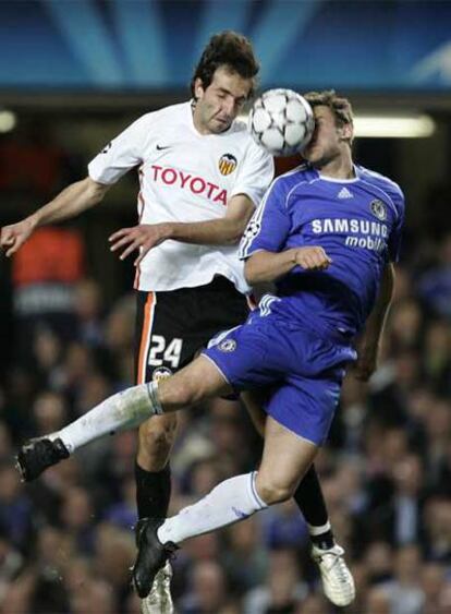 Moretti y Shevchenko saltan a por la pelota.