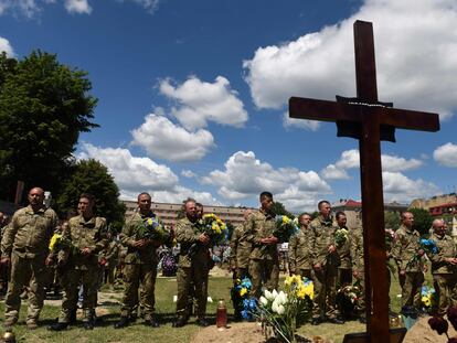 Soldados en Ucrania en el funeral de varios caídos en combate, el día 18 en Lviv.