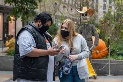 Cientos de turistas se han acercado al Centro Rockefeller para apreciar la muestra.