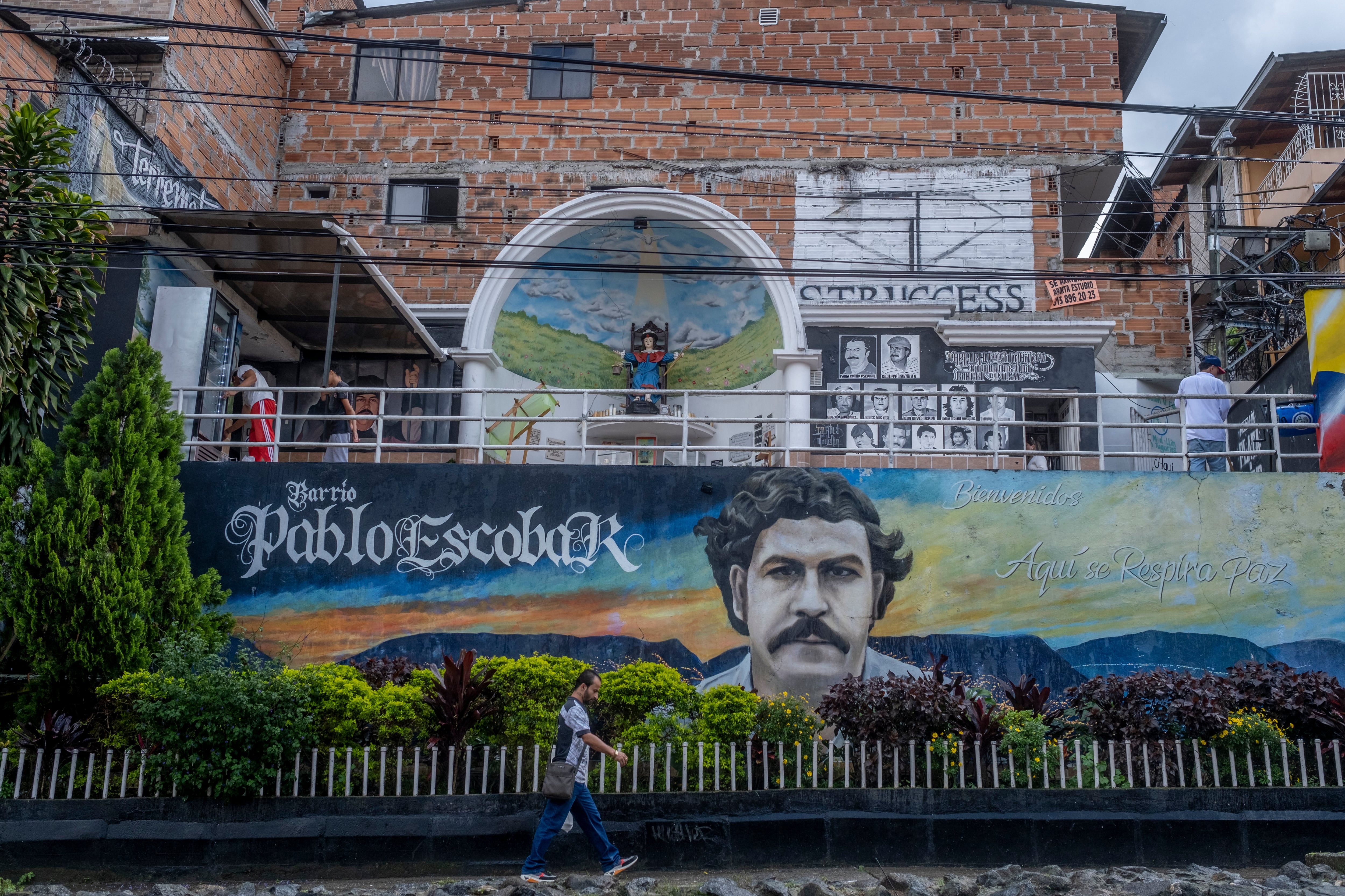 Turistas recorren las calles del barrio Pablo Escobar en Medellín, en 2023.