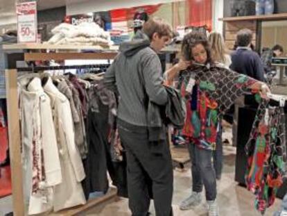 Una pareja espera a entrar en uno de los probadores de una superficie comercial de Pamplona. EFE/Archivo