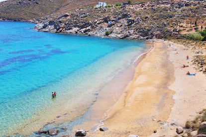 Bañistas en la playa de Ramos, en Serifos.